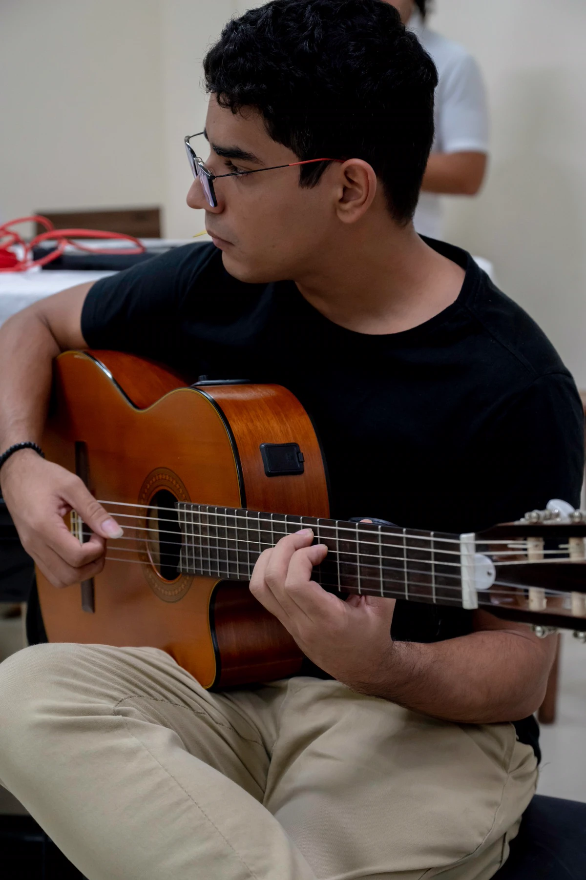 Aderval tocando violão