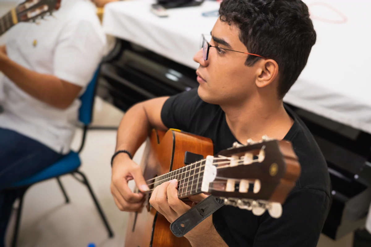 Aderval tocando em aula