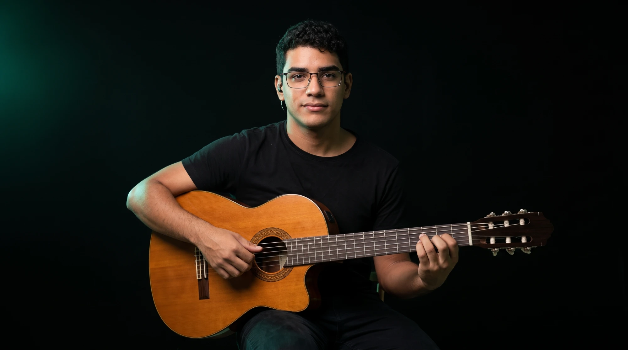 O especialista tocando violão